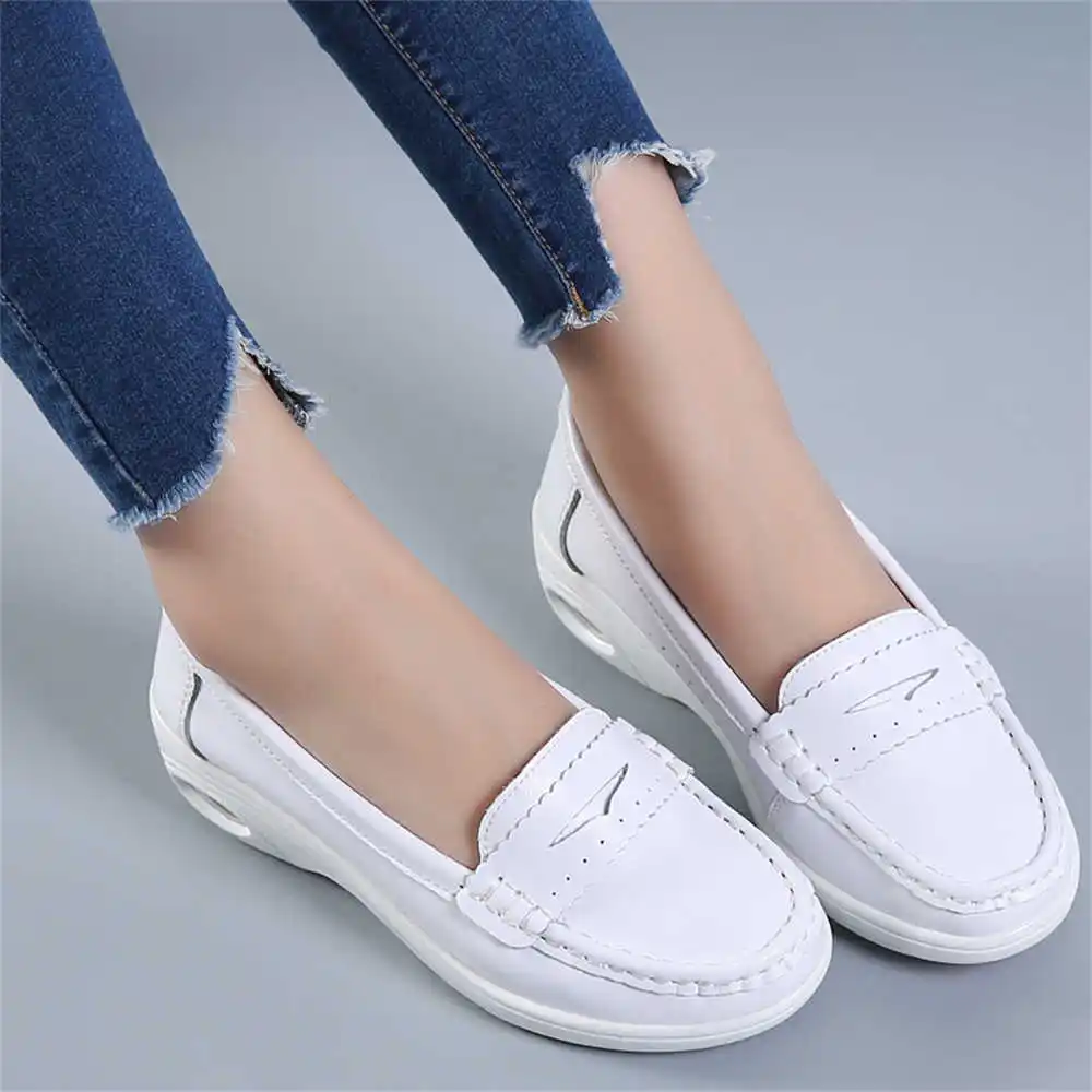 Women Accessories Shop Name Ideas - Белые кроссовки без шнуровки на толстой